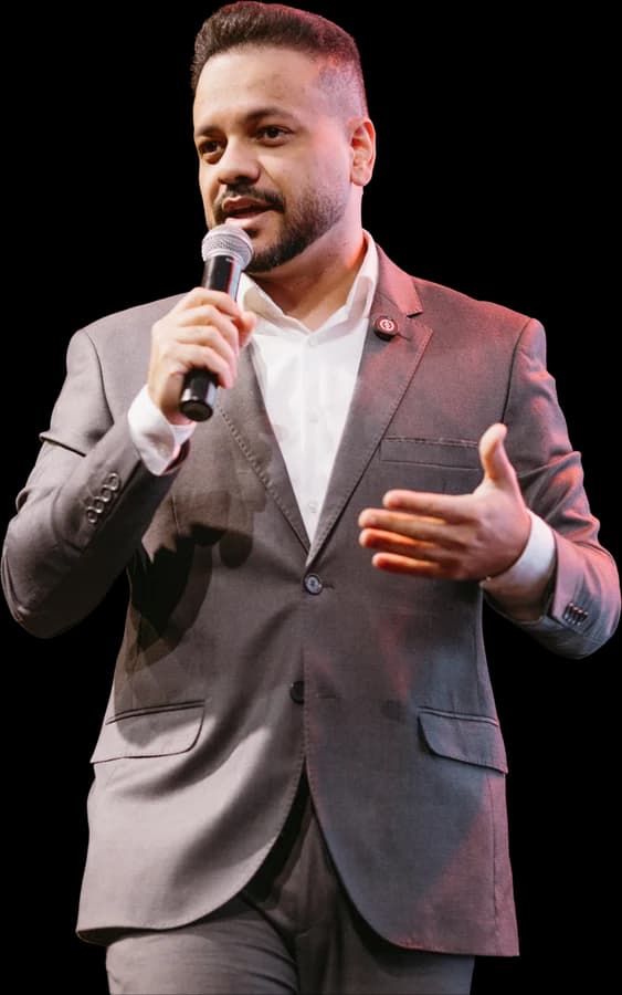 Anderlan Oliveira palestrando com microfone, foto oficial em fundo transparente